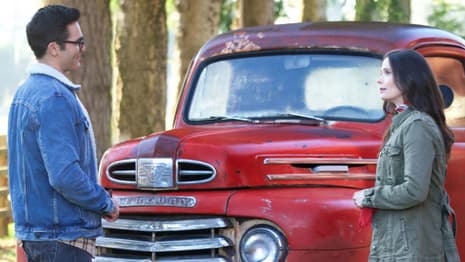 ELSEWORLDS: Clark Kent & Lois Lane Reunite On SMALLVILLE's Kent Farm In A New Crossover Photo