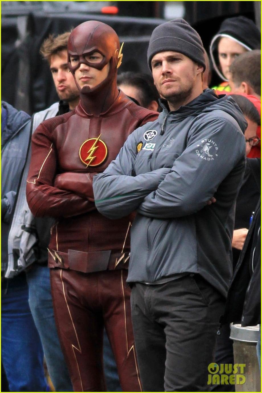 grant gustin stephen amell the flash arrow crossover 02
