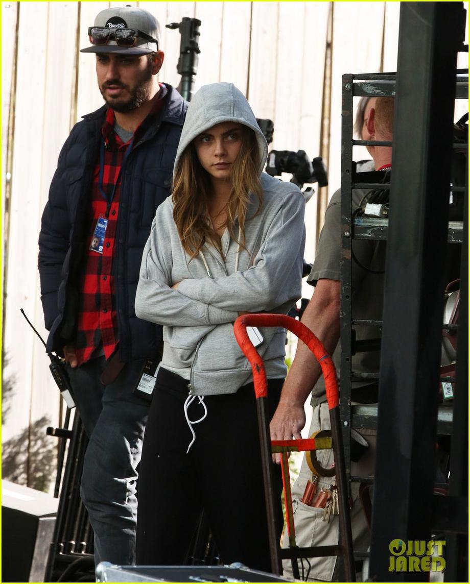 cara delevingne kisses nat wolff paper towns trailer 03