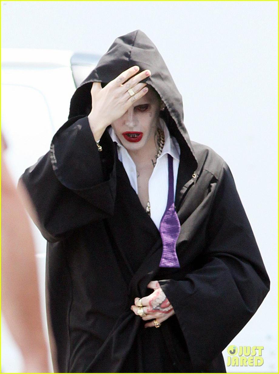 jared leto sports full joker makup but hides costume 03