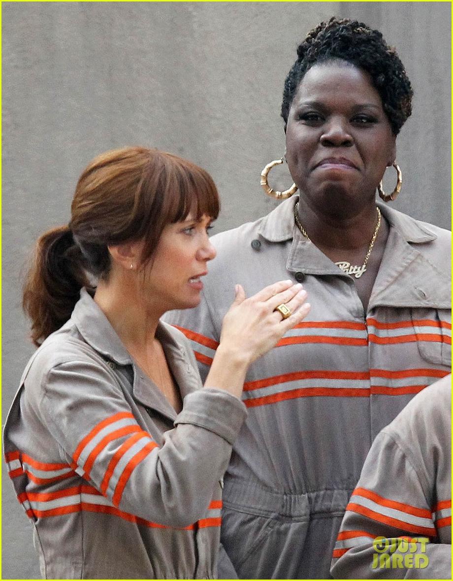 female ghostbusters cast first photo in costume 05