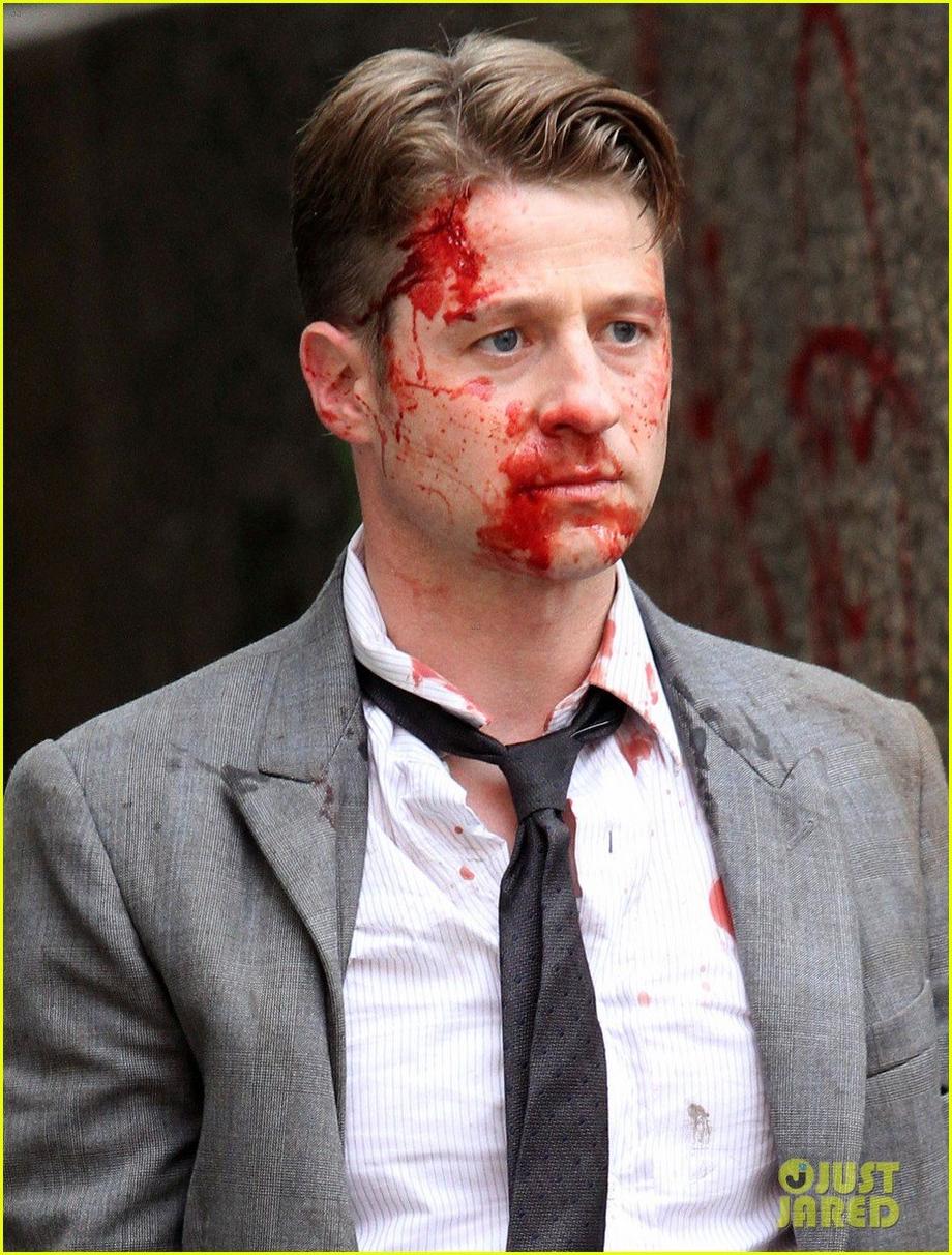 cameron monaghan wears a straight jacket for joker on gotham 02