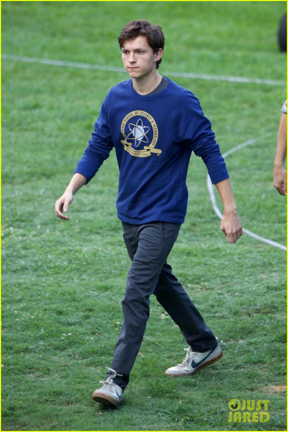 tom holland wears school sweatshirt on spider man homecoming set 01