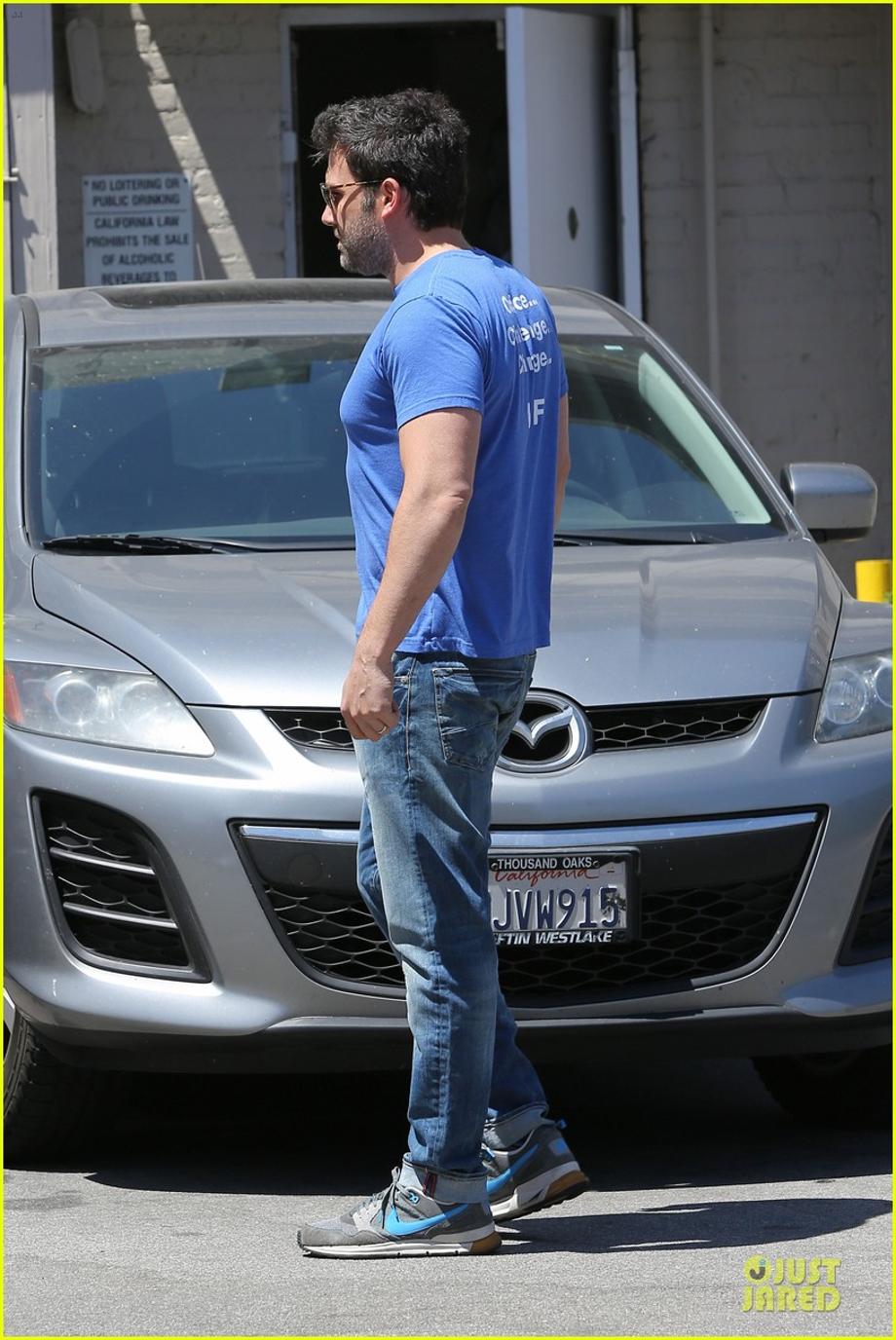 ben affleck buff body in tight tee 16