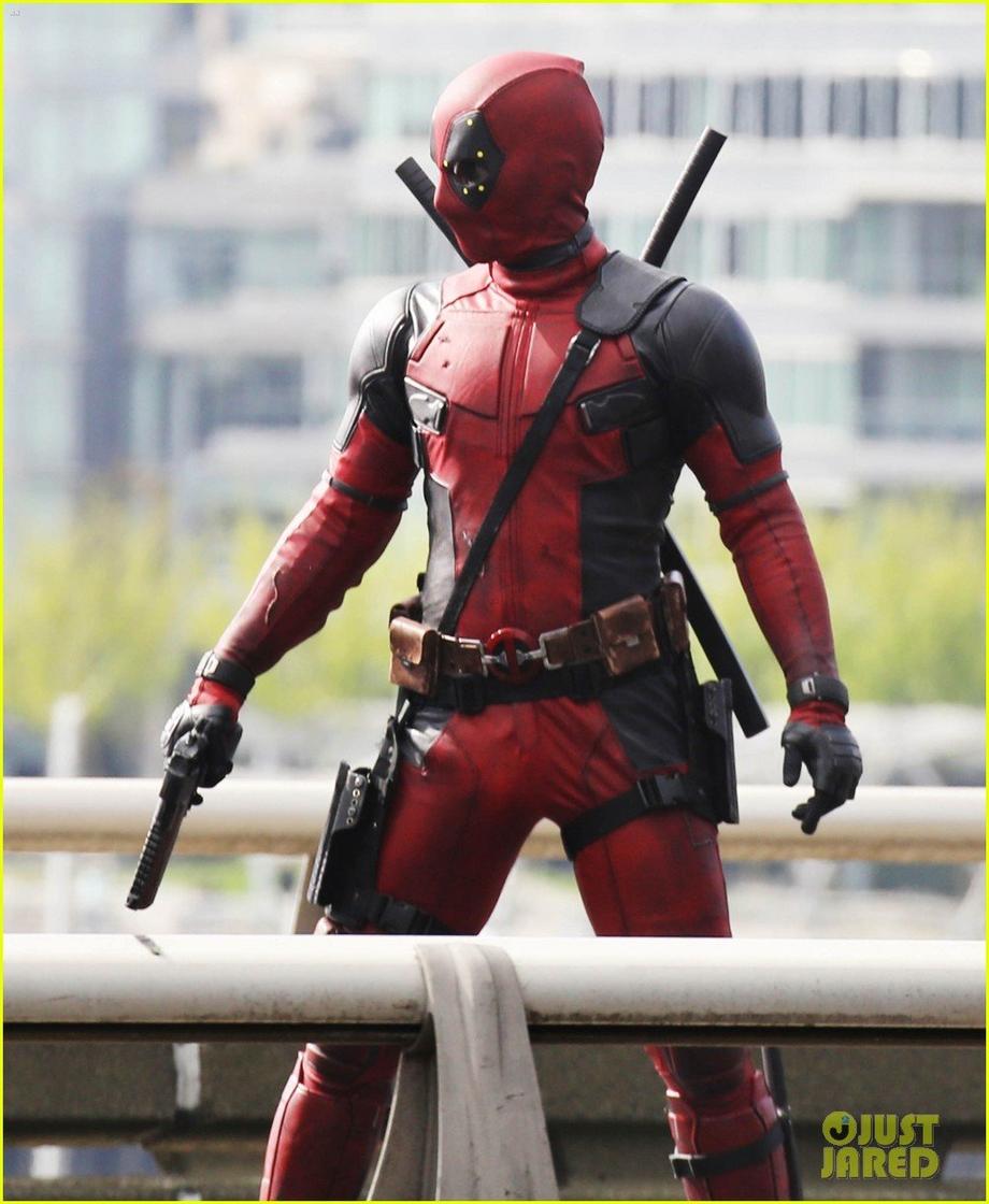 ryan reynolds full deadpool suit gets pictured on set 39