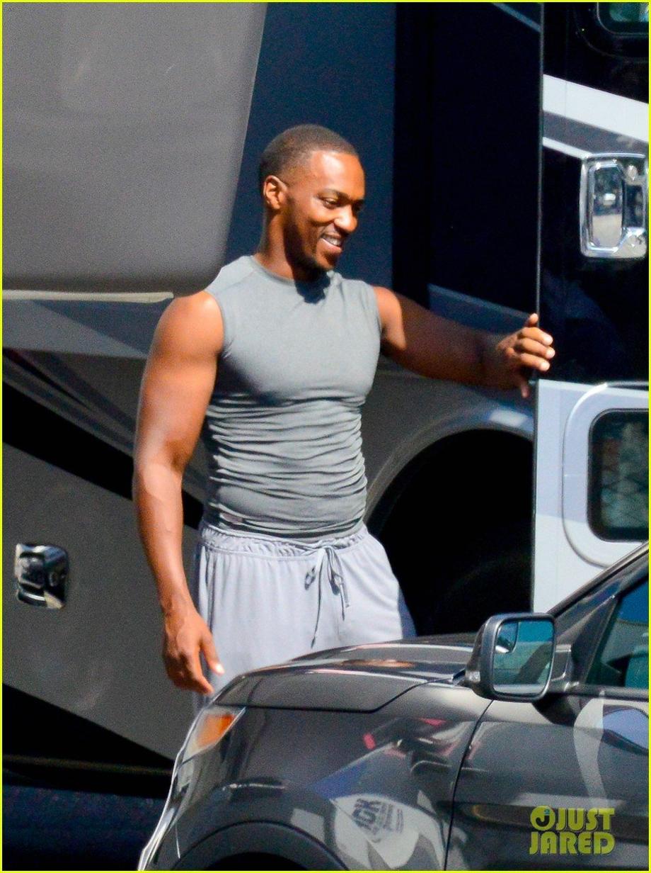 anthony mackies buff biceps take over captain america set 13