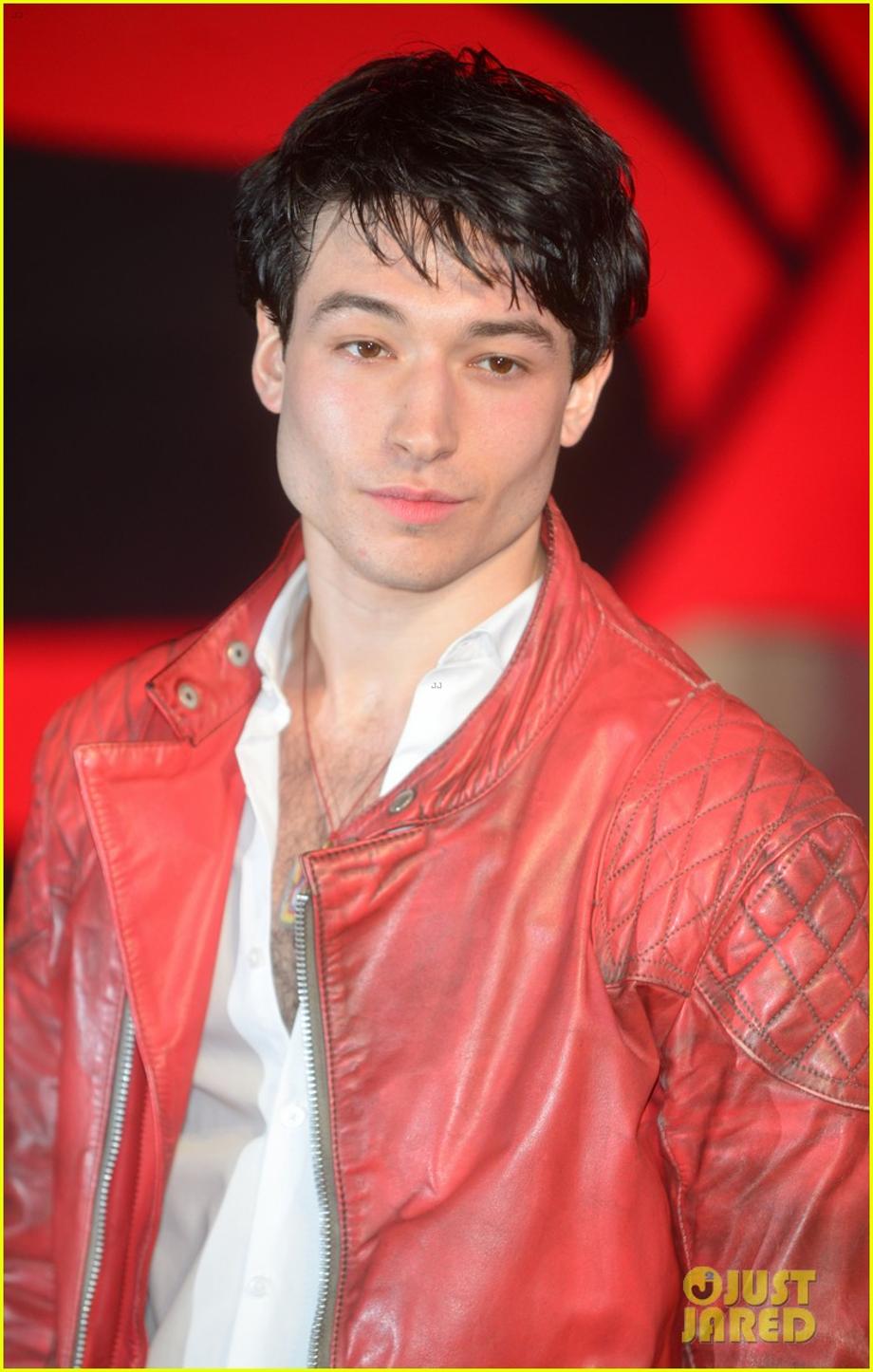 ezra miller bulk up flash batman superman 05
