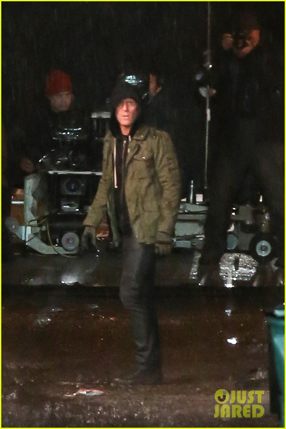 ryan reynolds gets down dirty on deadpool movie set 01