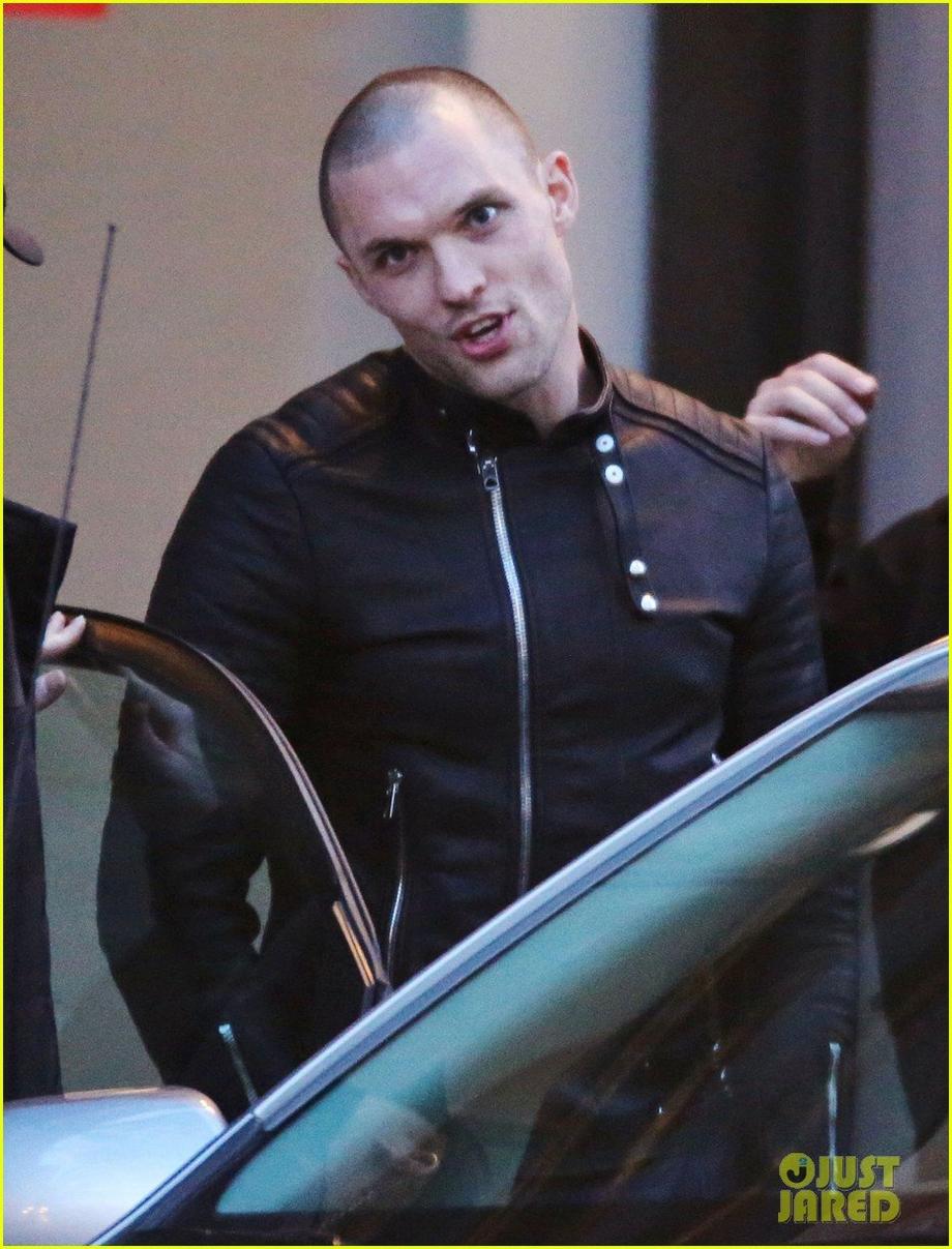 ryan reynolds gets down dirty on deadpool movie set 02