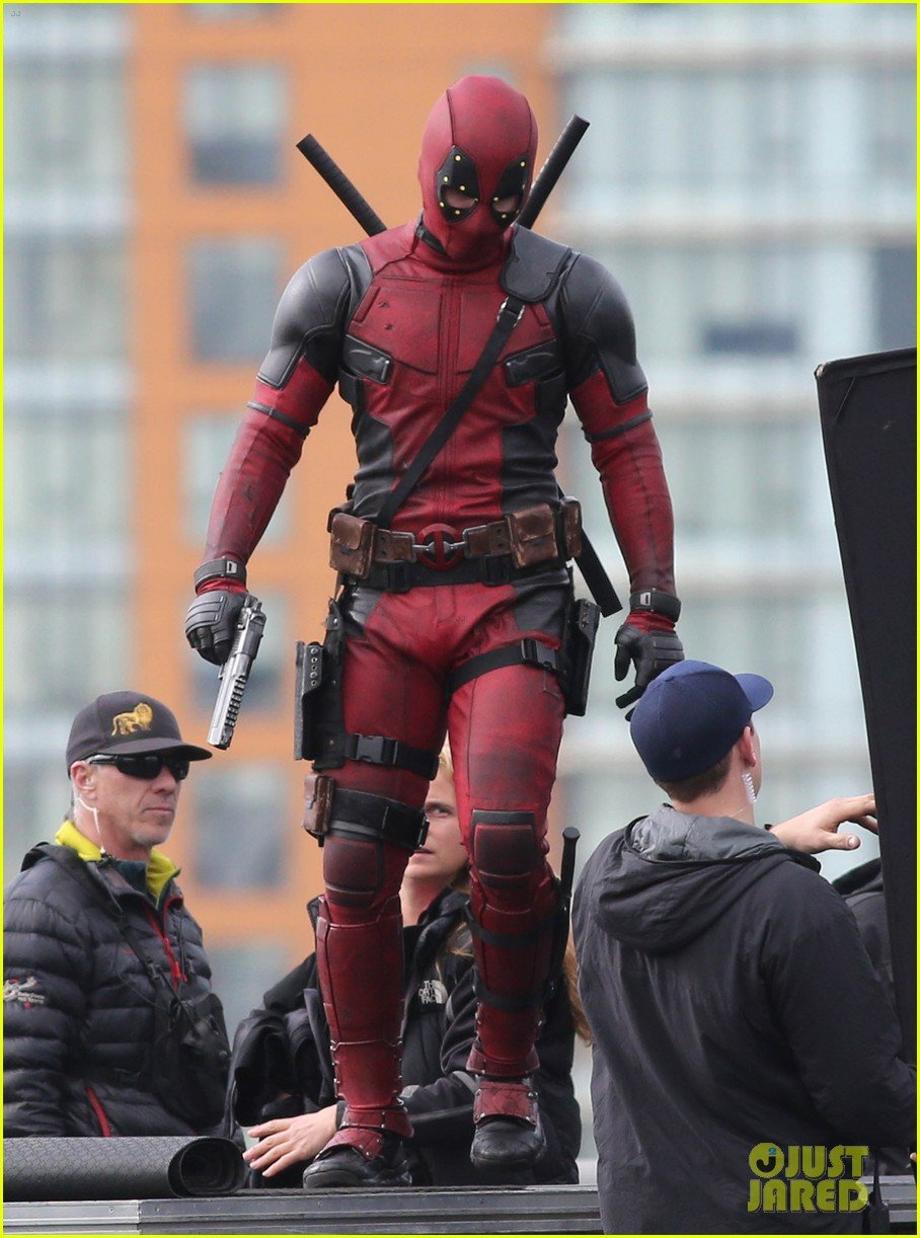 ryan reynolds full deadpool suit gets pictured on set 09