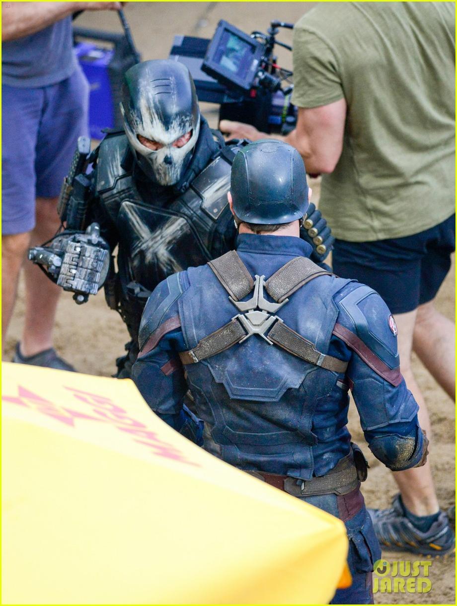 jeremy renner joins chris evans on captain america civil war set 24