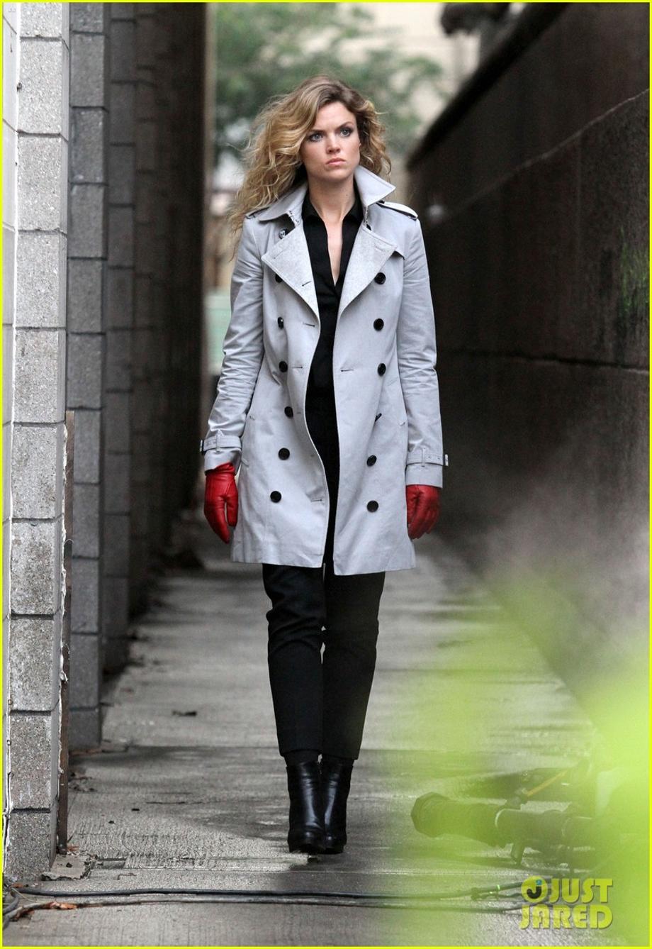 cameron monaghan wears a straight jacket for joker on gotham 11