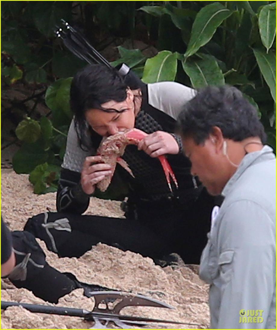 jennifer lawrence fish eating on hunger games set 04