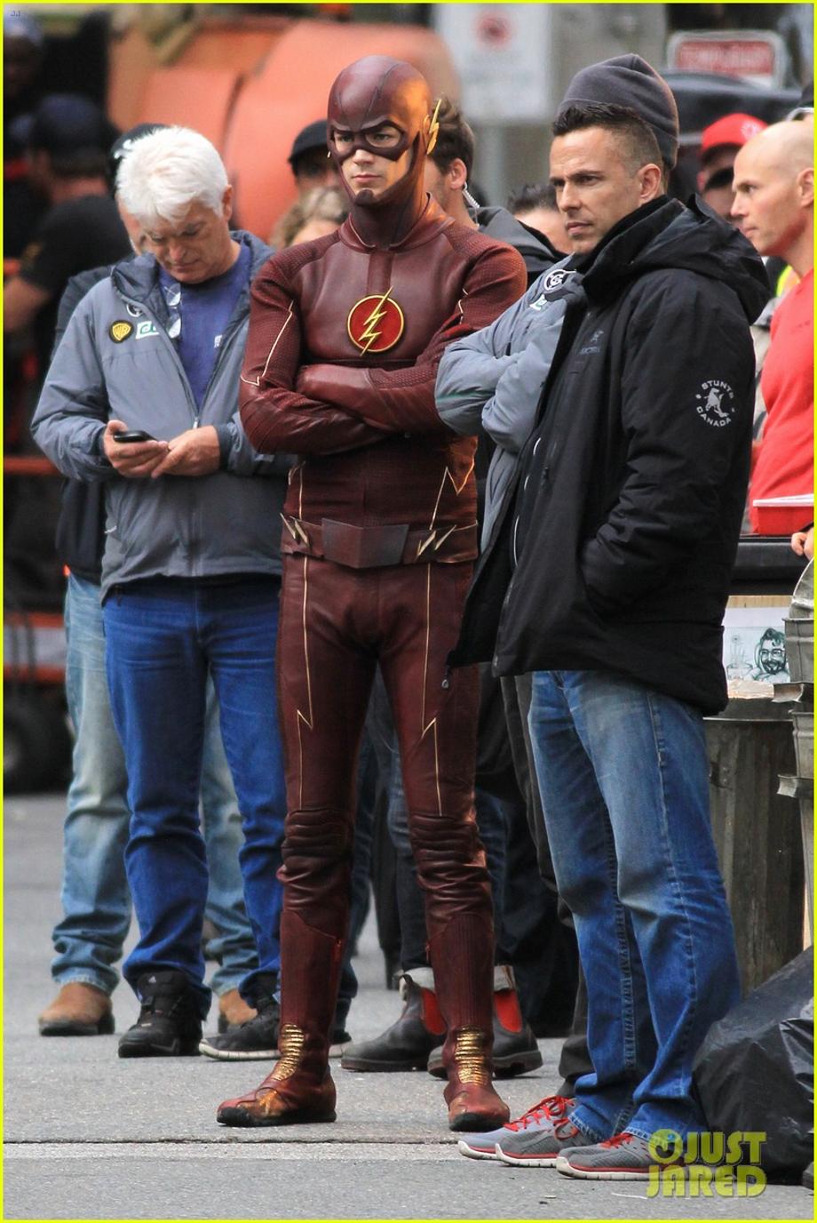 grant gustin stephen amell the flash arrow crossover 06