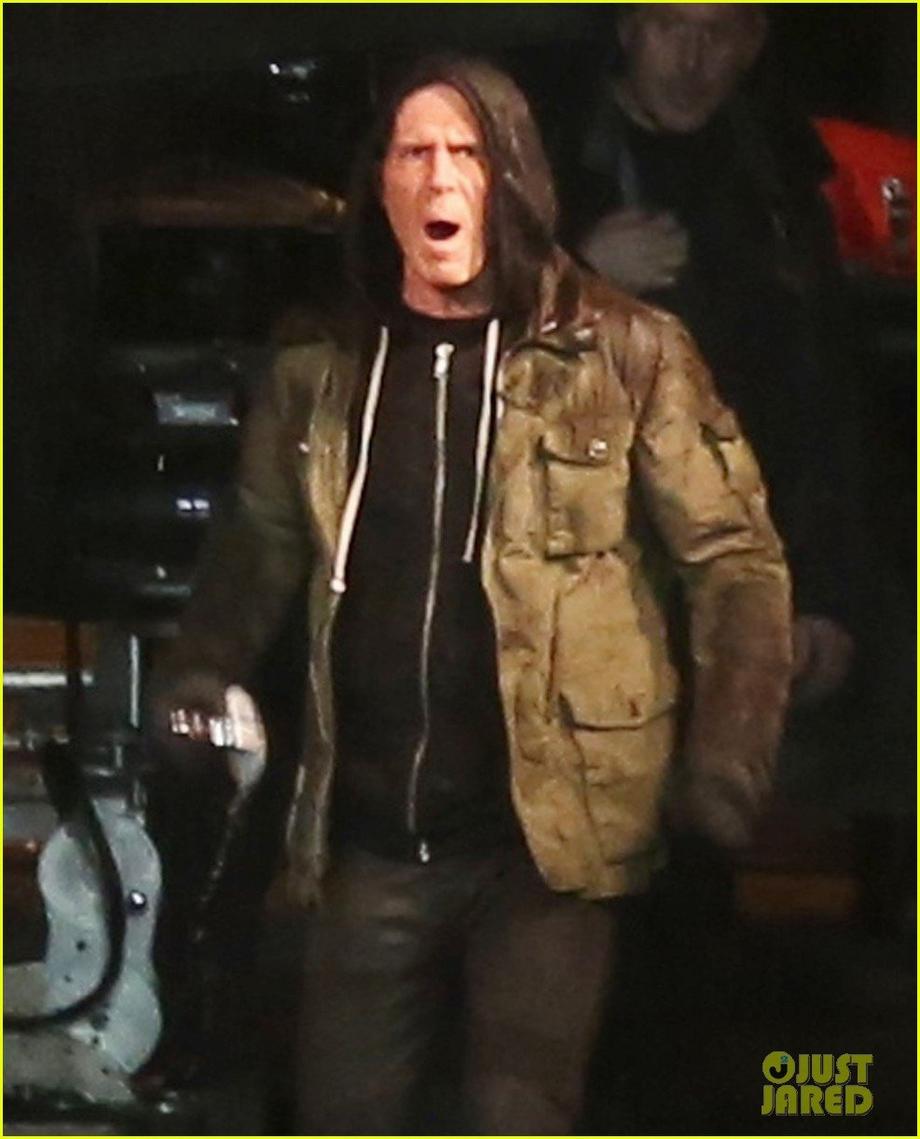 ryan reynolds gets down dirty on deadpool movie set 17