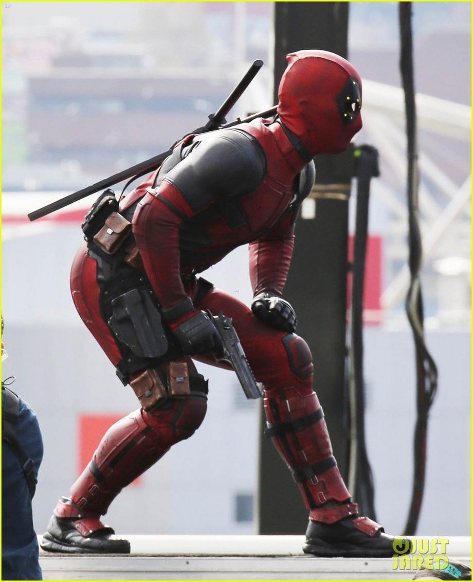 ryan reynolds full deadpool suit gets pictured on set 30