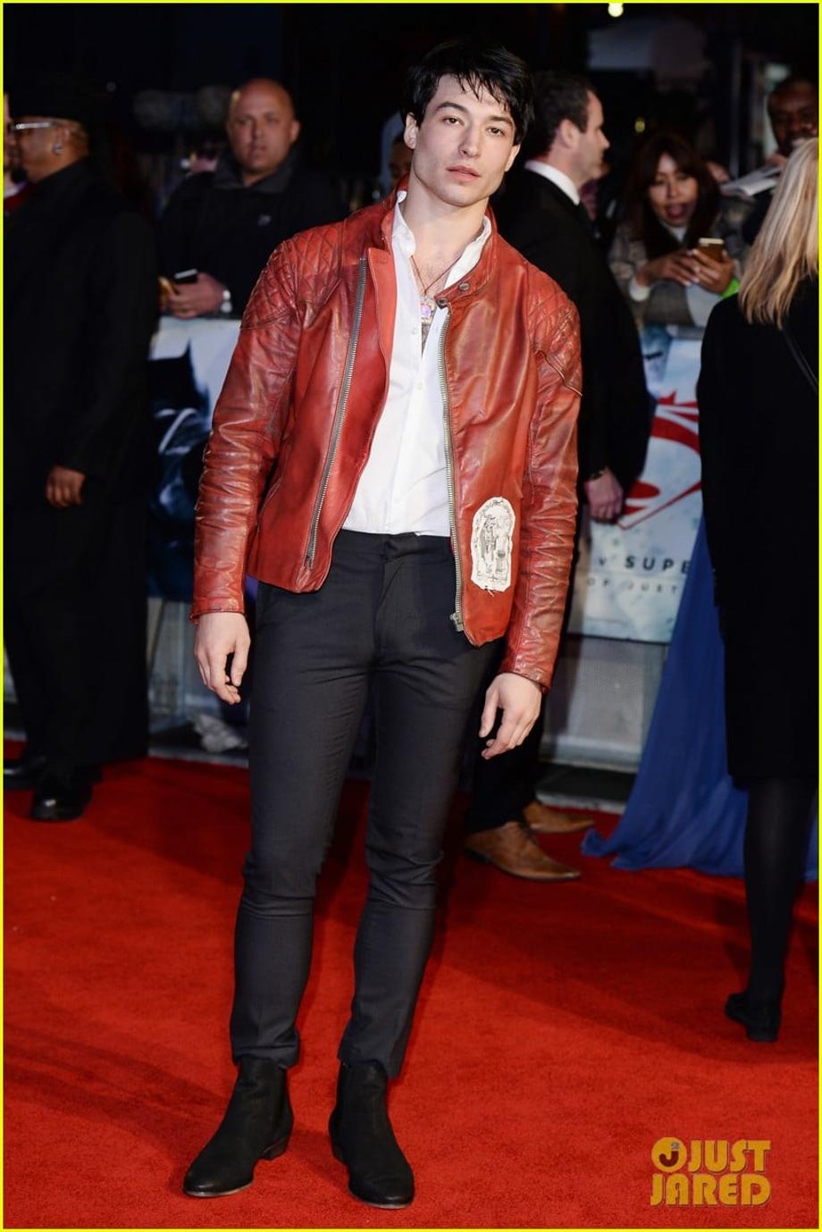 ezra miller bulk up flash batman superman 02