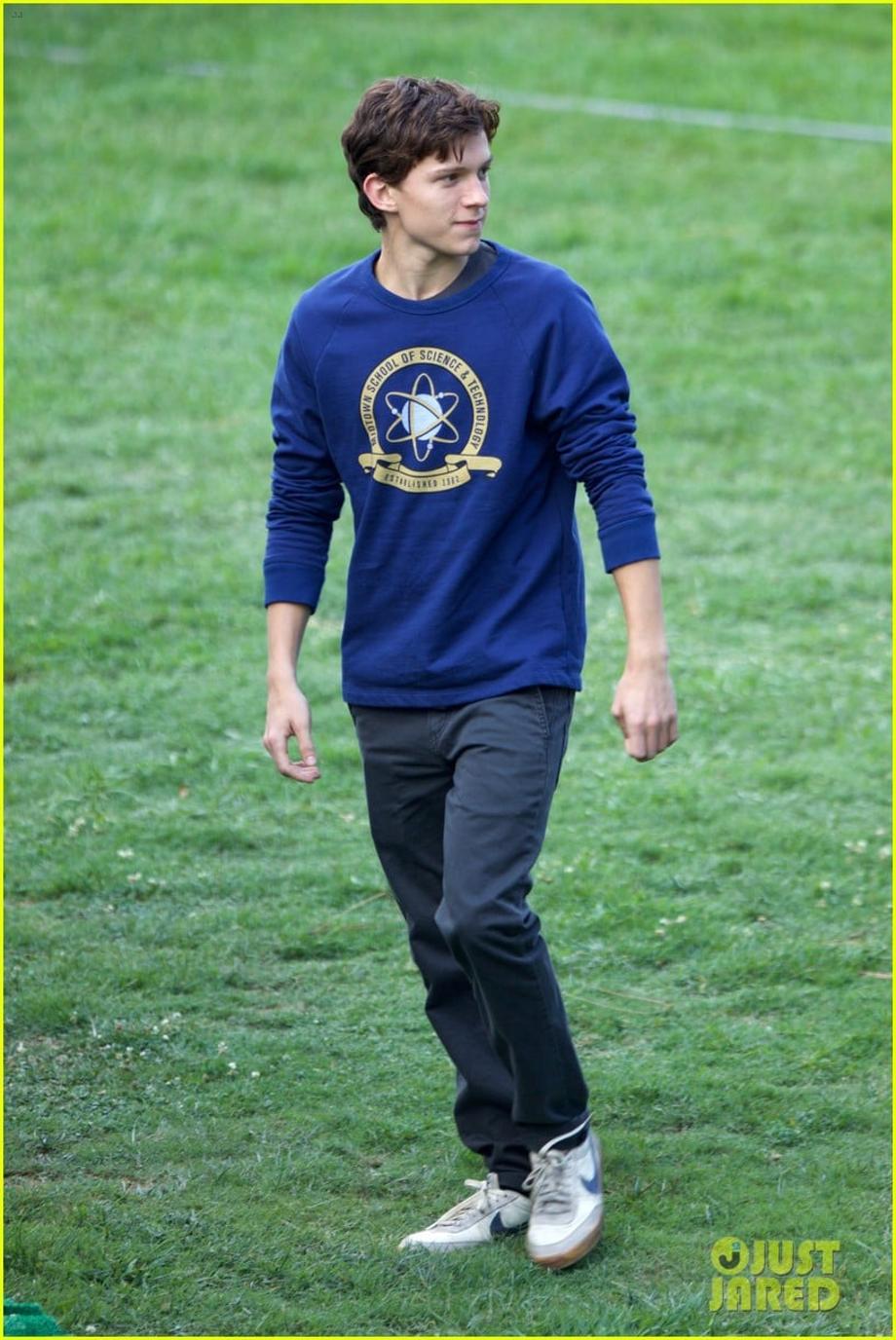 tom holland wears school sweatshirt on spider man homecoming set 15