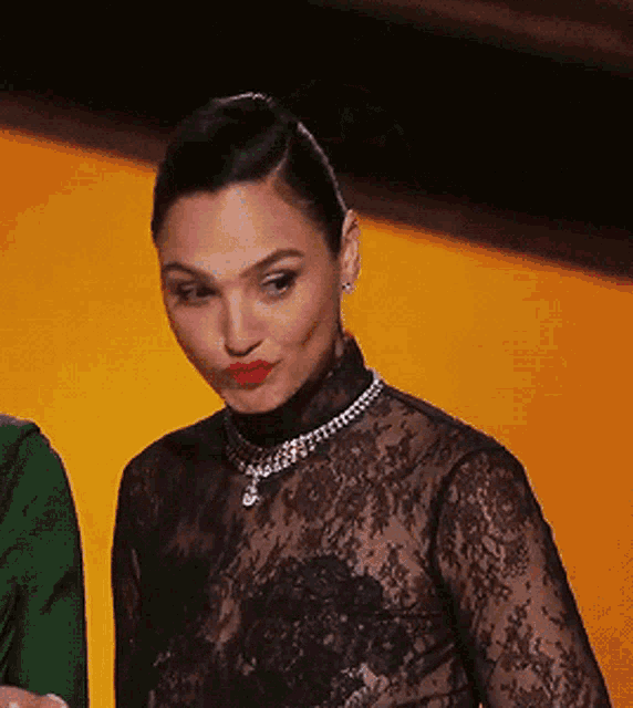 Gal Gadot Uh Huh GIF – Gal Gadot Uh Huh Shrug – Otkrivajte i delite GIF-ove