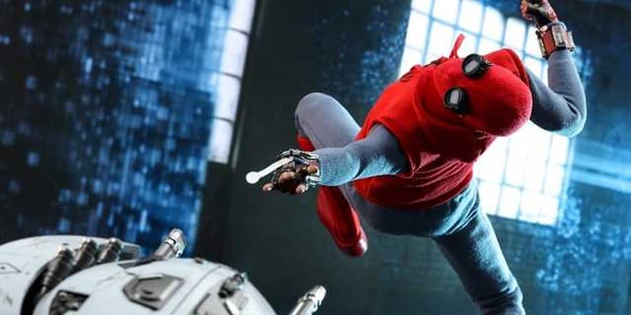 SPIDER-MAN: FAR FROM HOME Hot Toys Figure Pits &quot;Homemade Suit&quot; Spidey Against Mysterio's Illusions