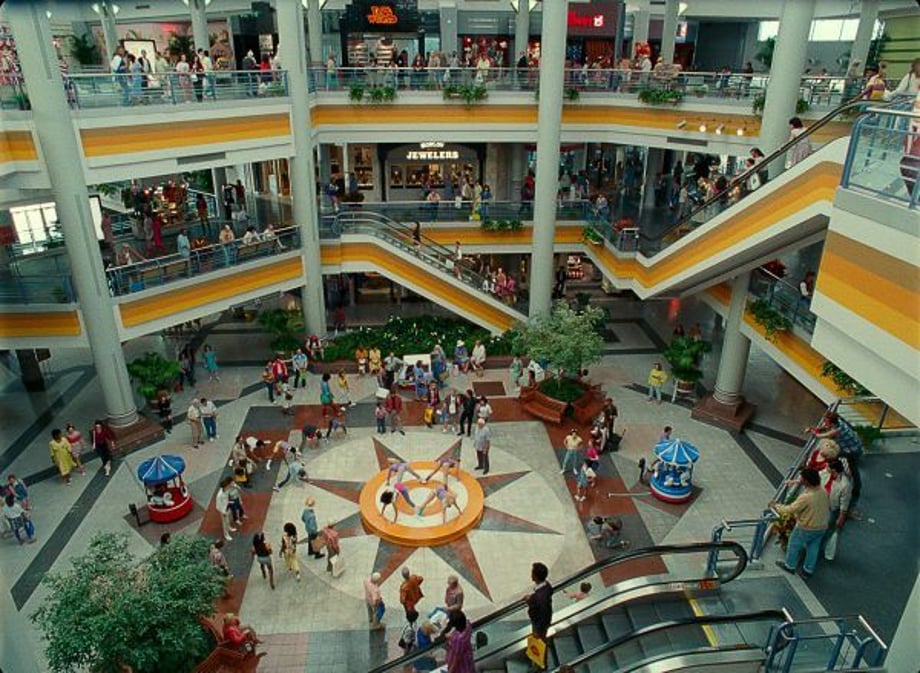 wonder-woman-1984-mall