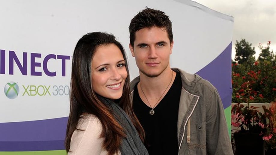 italia-ricci-robbie-amell-7