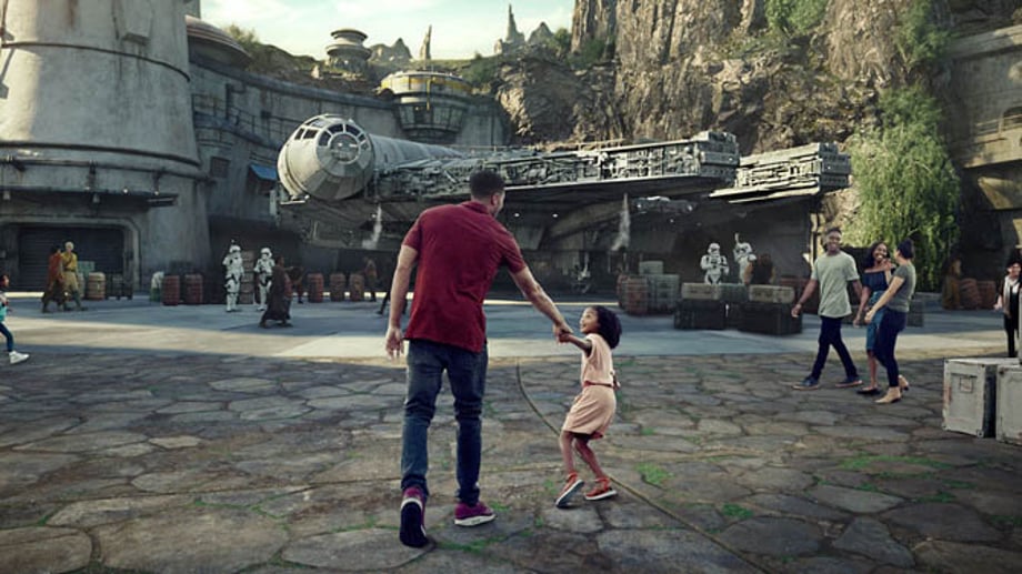 star-wars-galaxys-edge-falcon-tall