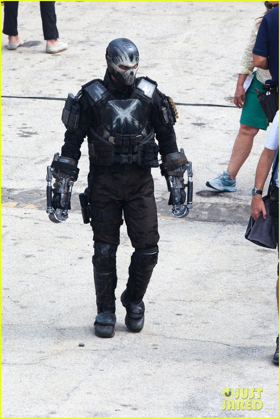 chris evans anthony mackie get to action captain america civil war 26