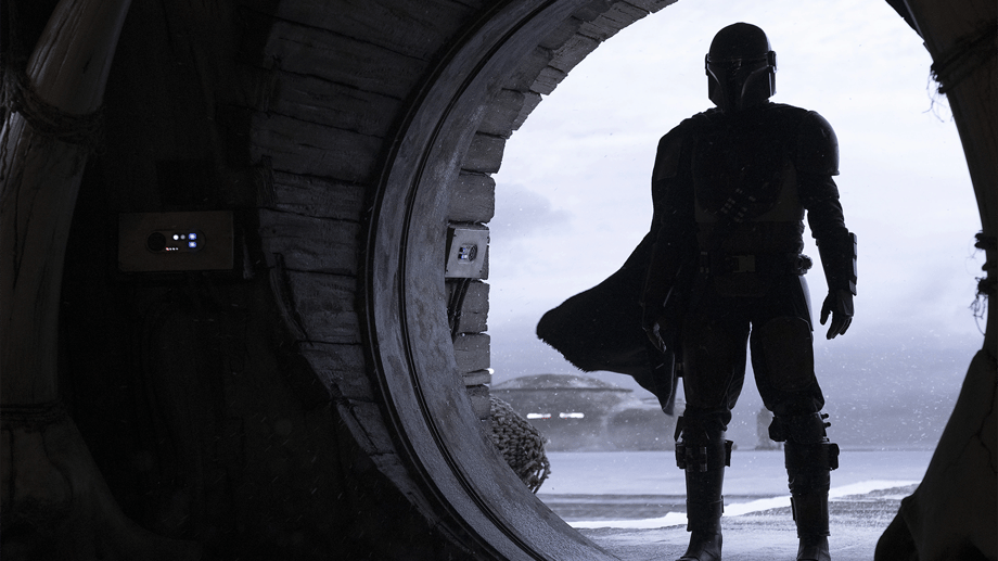 Caption :	The Mandalorian (Pedro Pascal) in Lucasfilm’s THE MANDALORIAN. Byline :	François Duhamel Copyright :	© 2018 Lucasfilm Ltd. & ™. All Rights Reserved.
