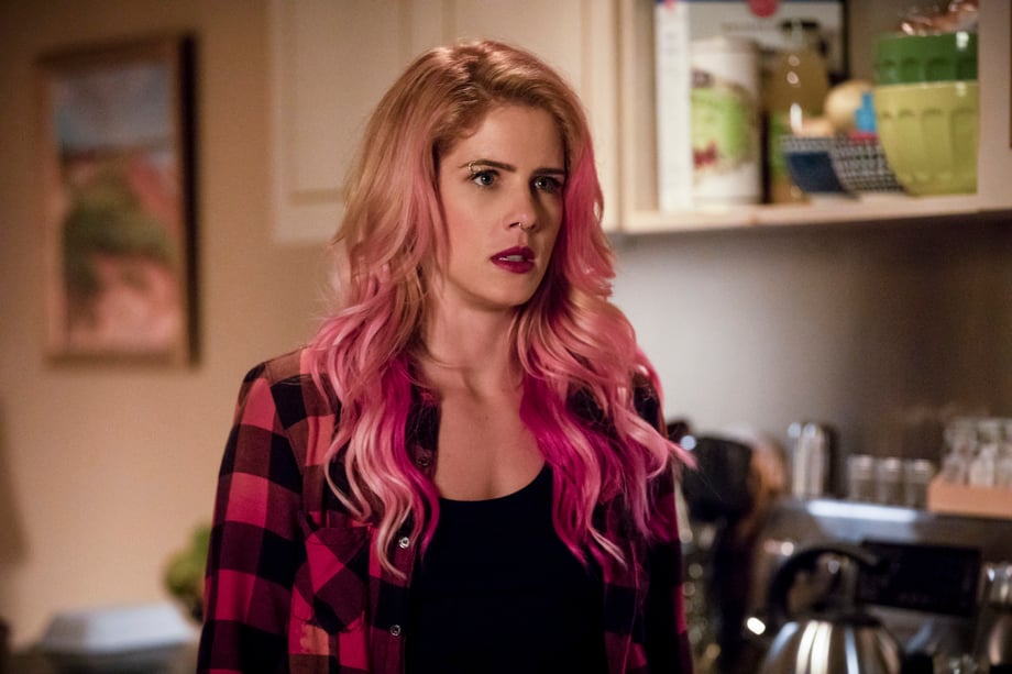 ARROW: Felicity Is Sporting A Radically Different Look In New Photos From Season 7 Premiere: "Inmate #4587"
