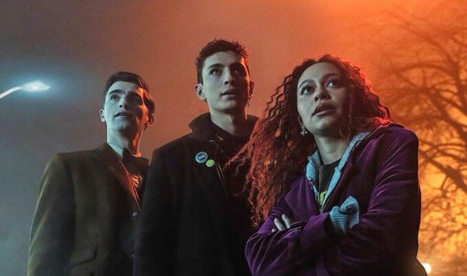 DEAD BOY DETECTIVES: A Familiar Face From THE SANDMAN Drops By In Full Trailer For Netflix's DC Adaptation