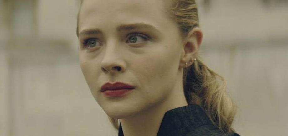 KICK-ASS Star Chloë Grace Moretz Enters A Virtual World In First Trailer For THE PERIPHERAL