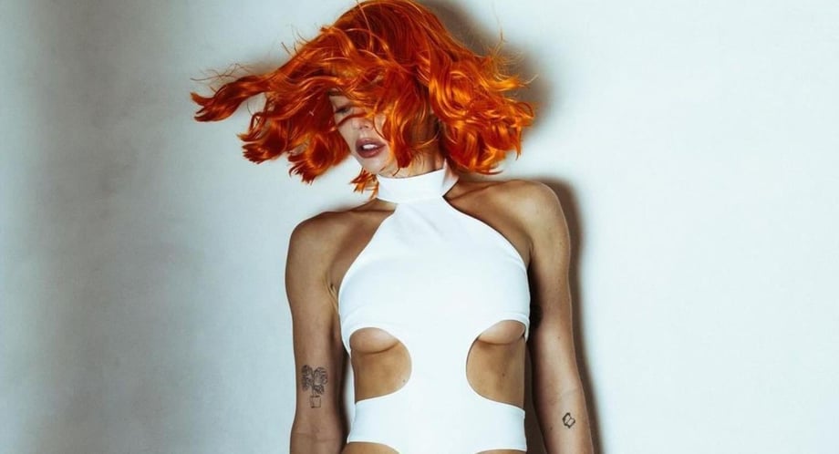 SCREAM VI Star Samara Weaving Shares Halloween Photoshoot As THE FIFTH ELEMENT's Leeloo